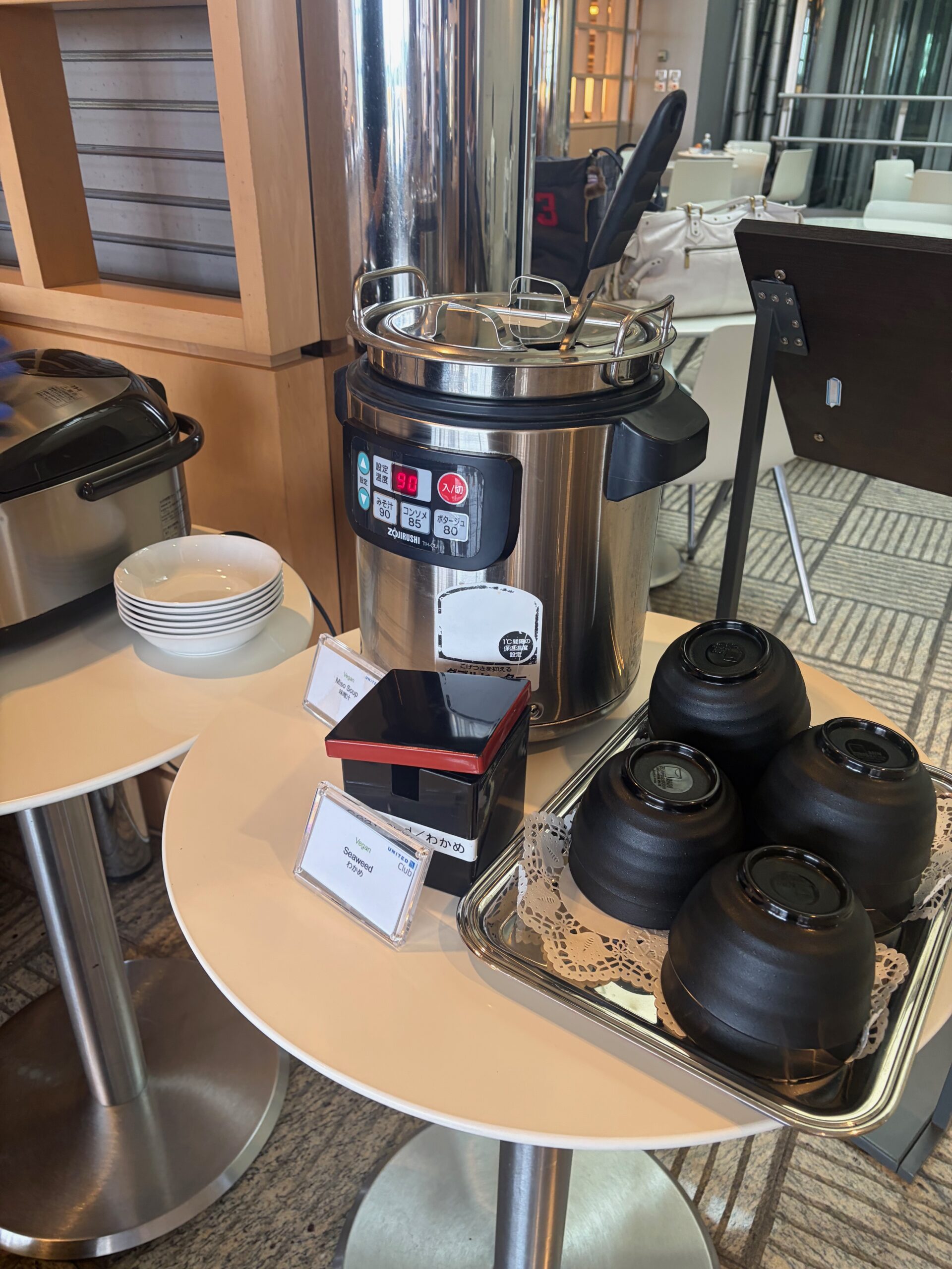 ラウンジのみそ汁コーナー