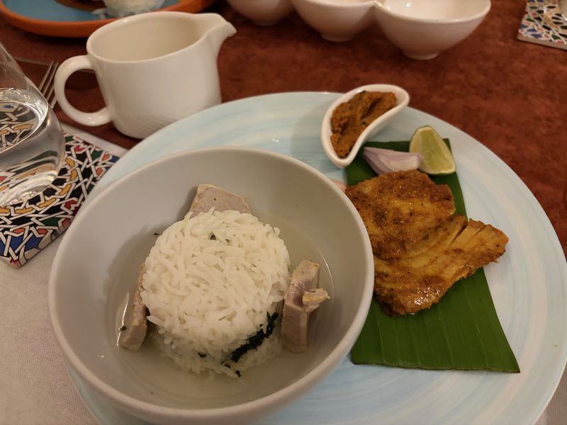 KAAGÉのバナナリーフに乗った魚料理
