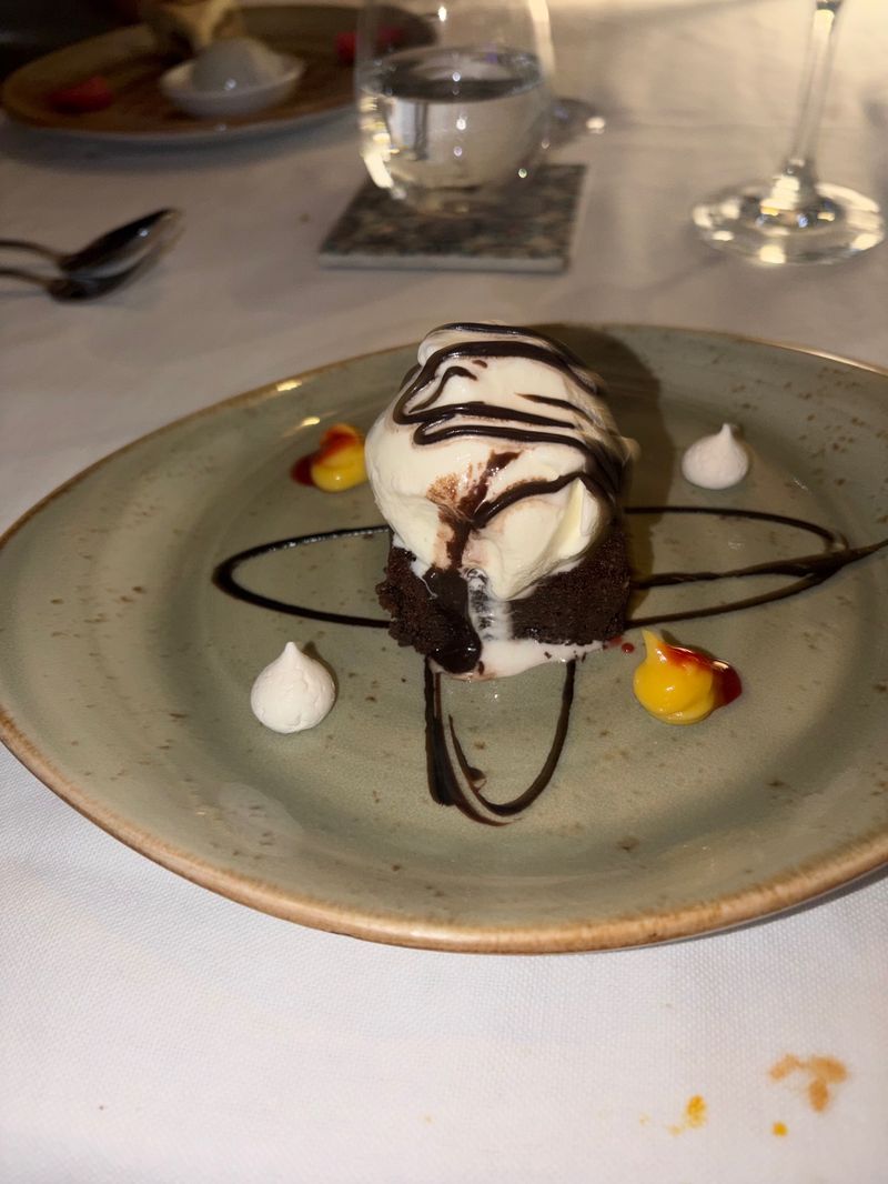 Charcoalのチョコレートブラウニーとアイスクリーム（デザート）