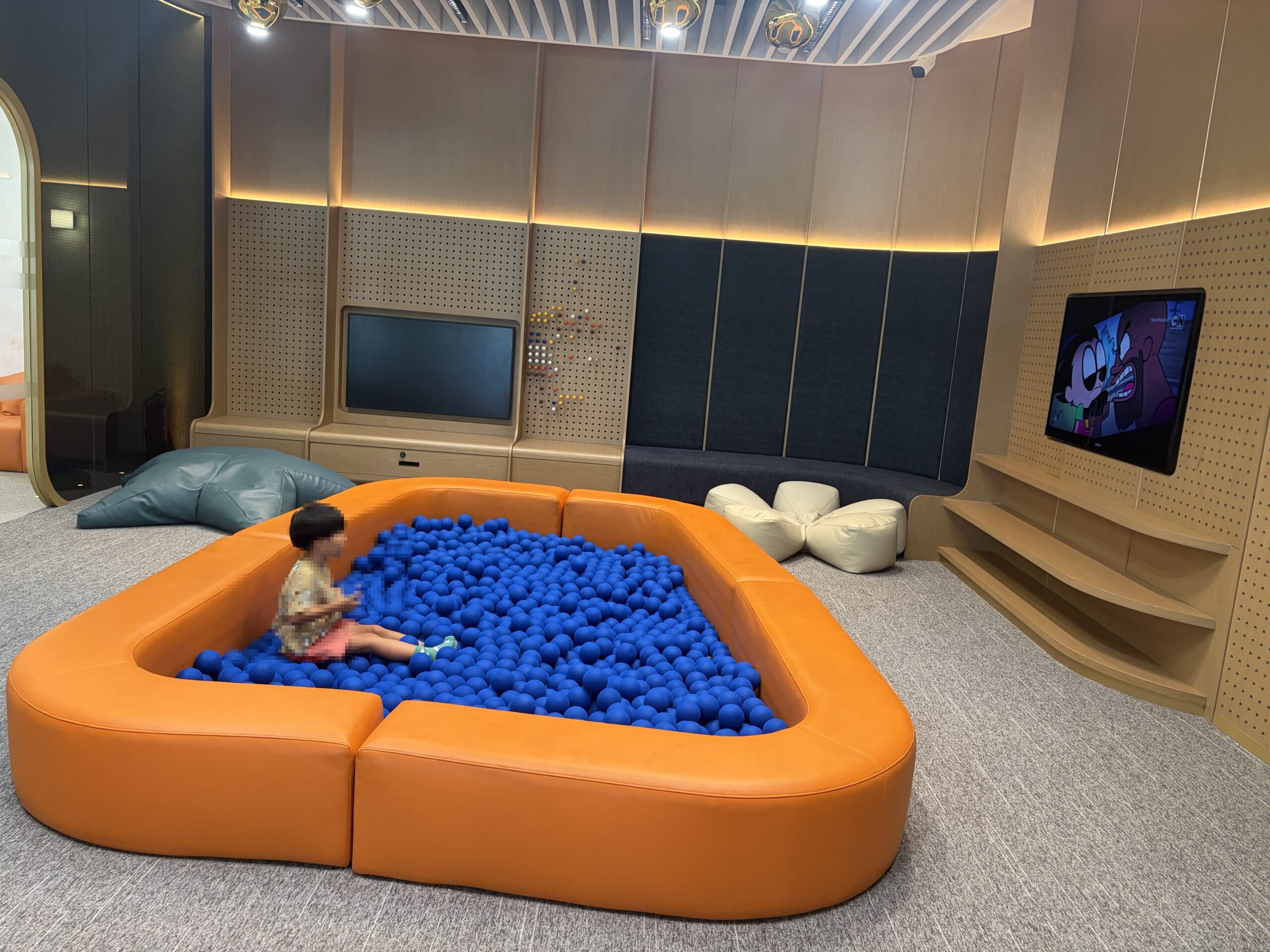 Koveli Loungeのキッズエリア。ボールプールで子供が遊べる
