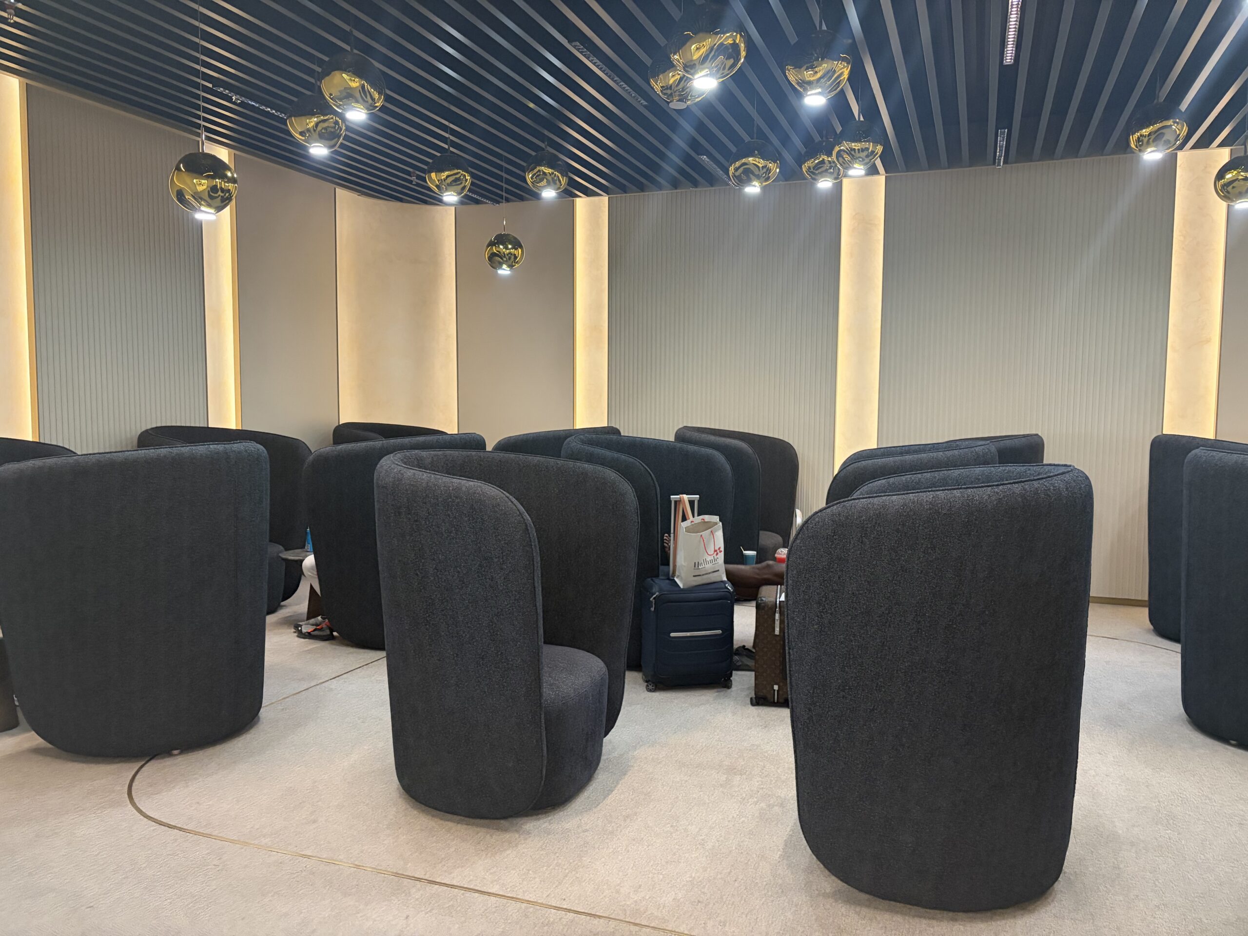 Koveli Loungeの内装。中央に水盤がある洗練された空間