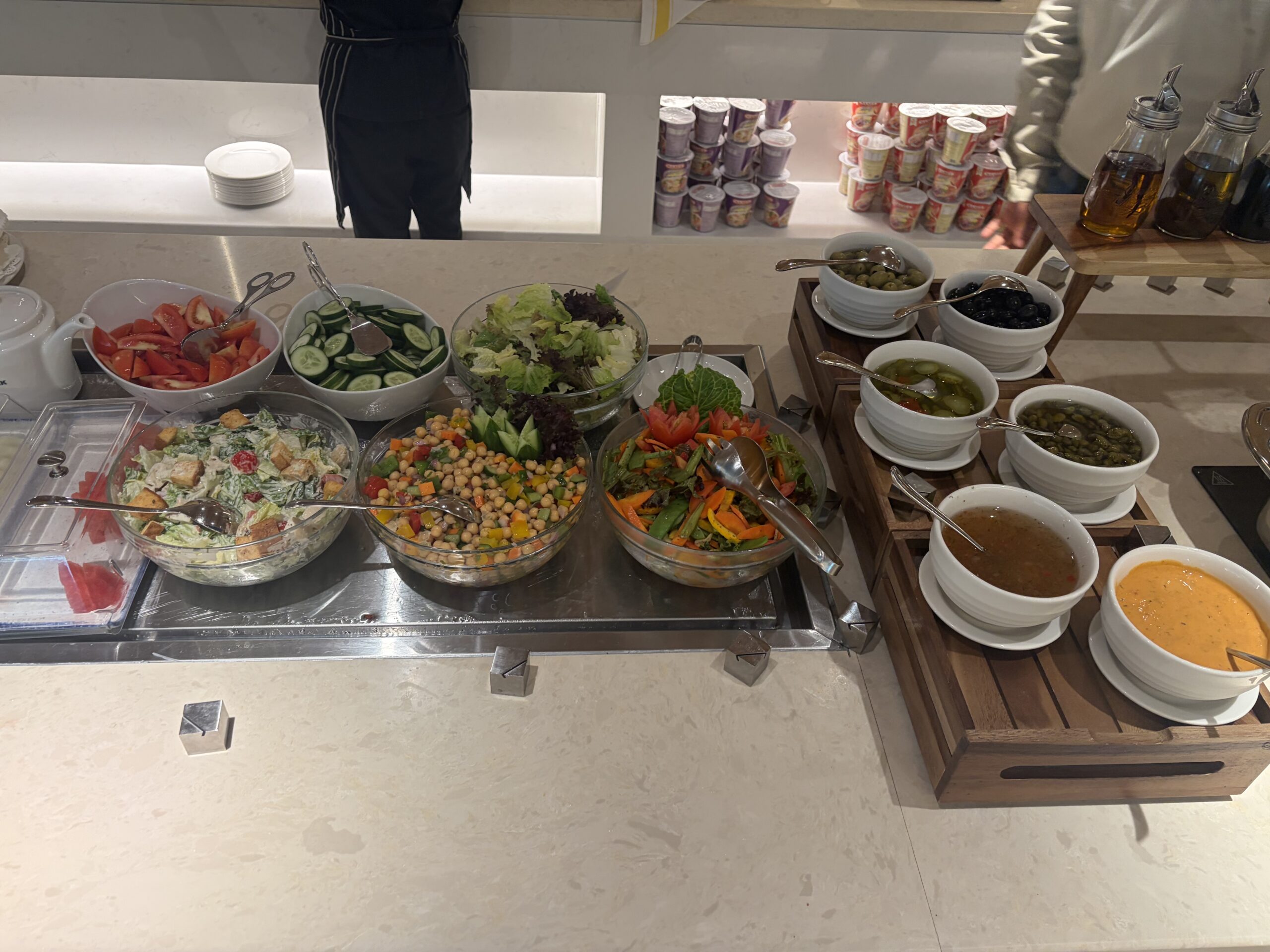 Koveli Loungeのブッフェ。新鮮なサラダ