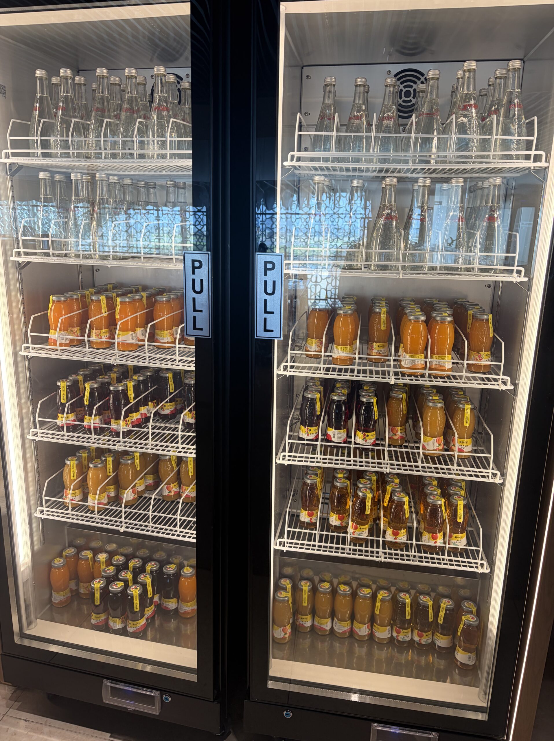 Koveli LoungeのドリンクコーナーにあるRAUCHのフルーツジュース