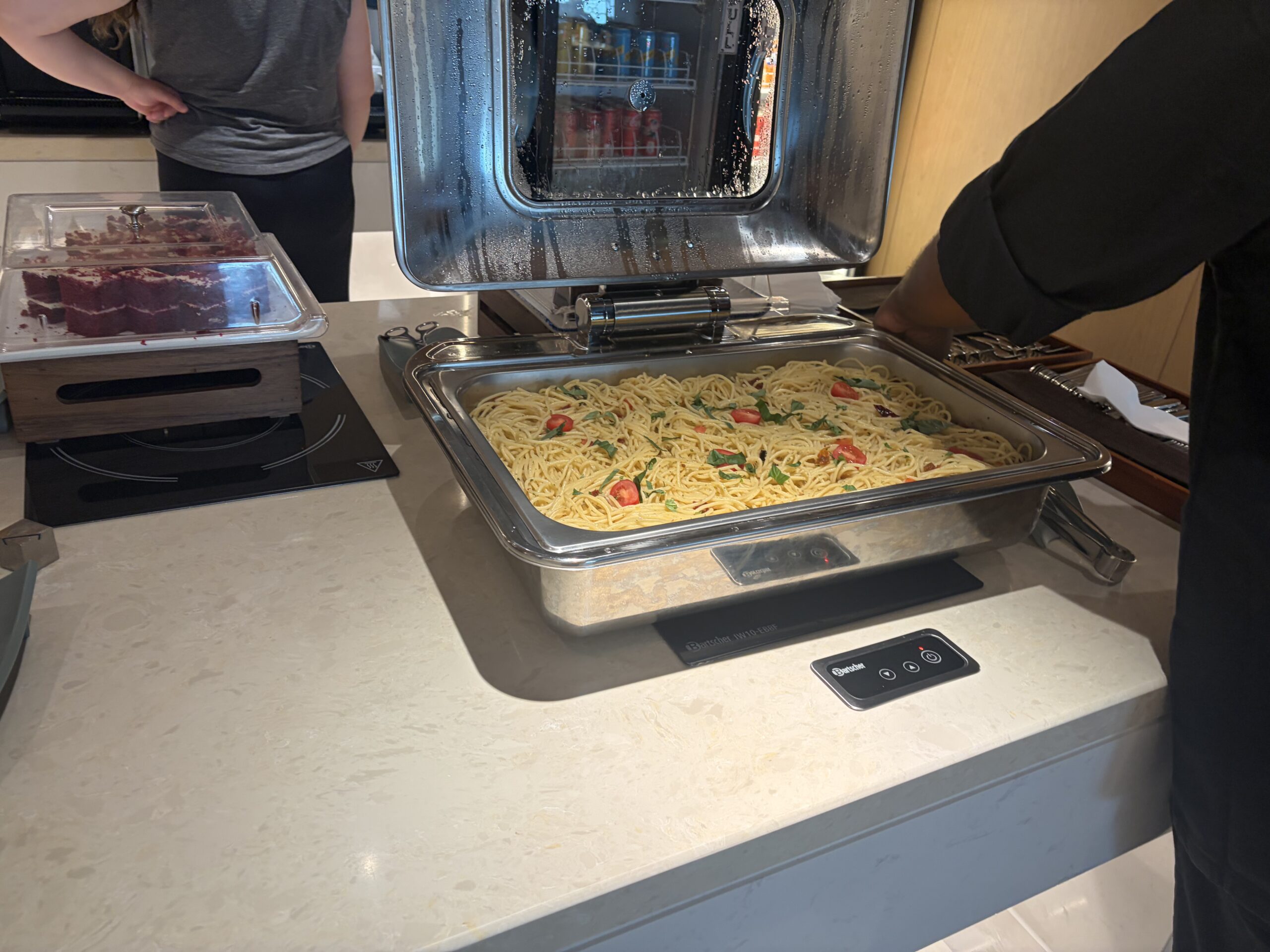 Koveli Loungeのブッフェ。パスタなどホットミール