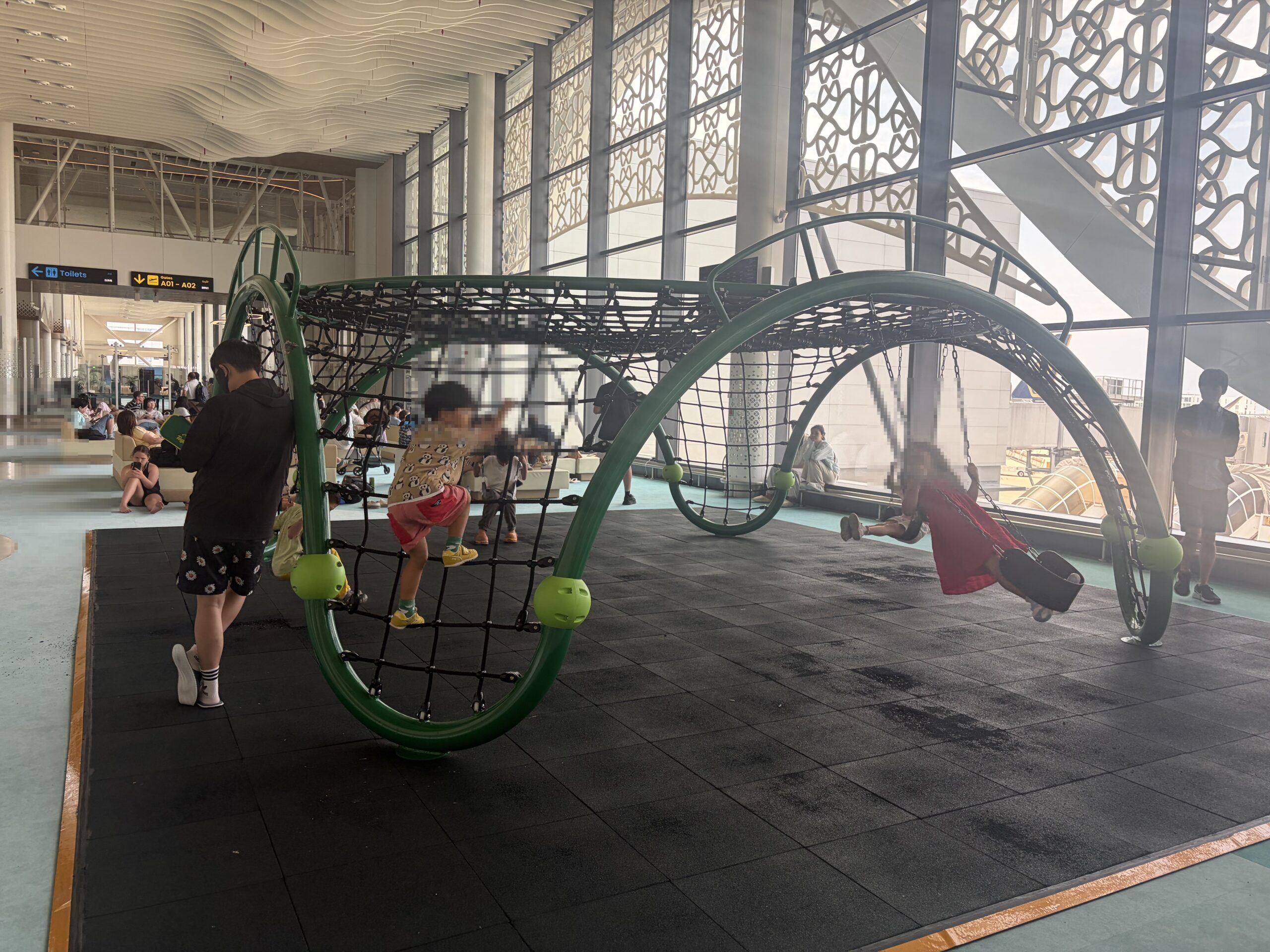 ヴェラナ国際空港ターミナル内の子供用大型遊具