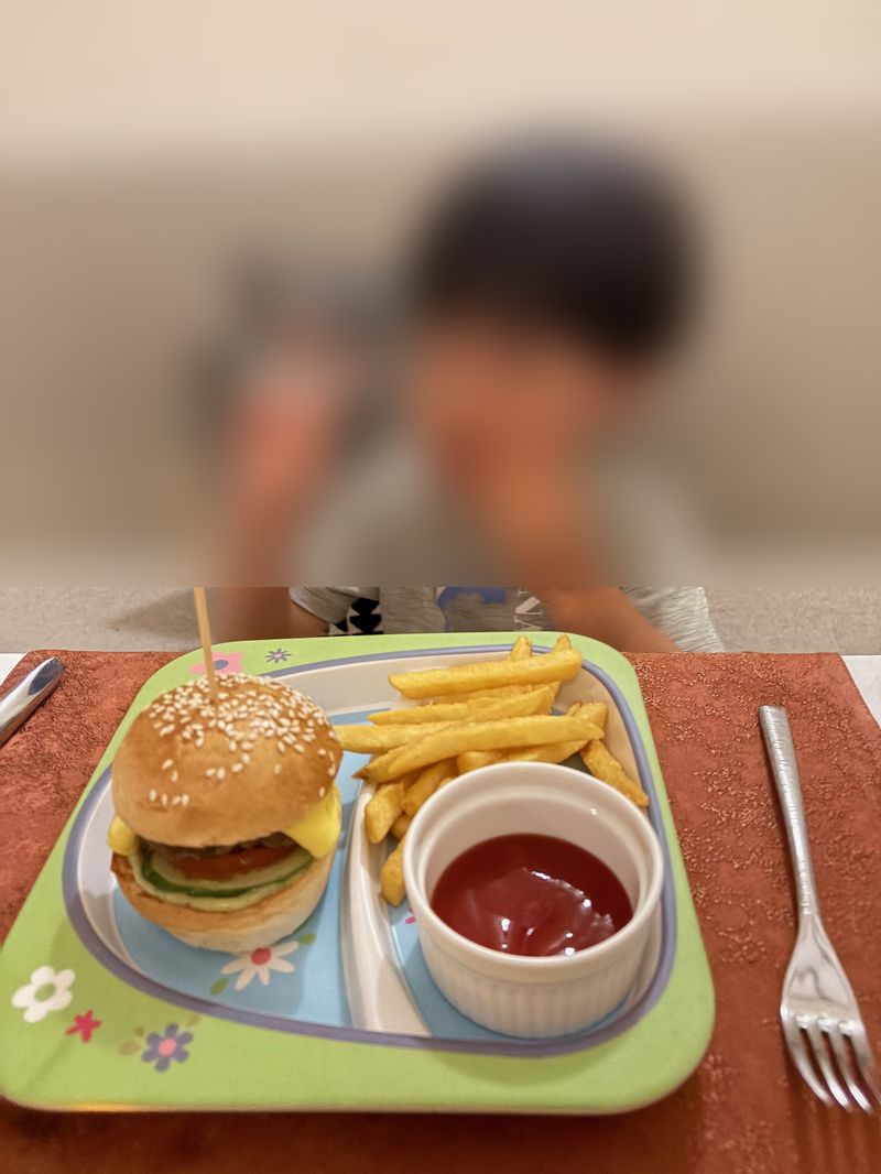 子供メニュー（ハンバーガー＆フライドポテト）