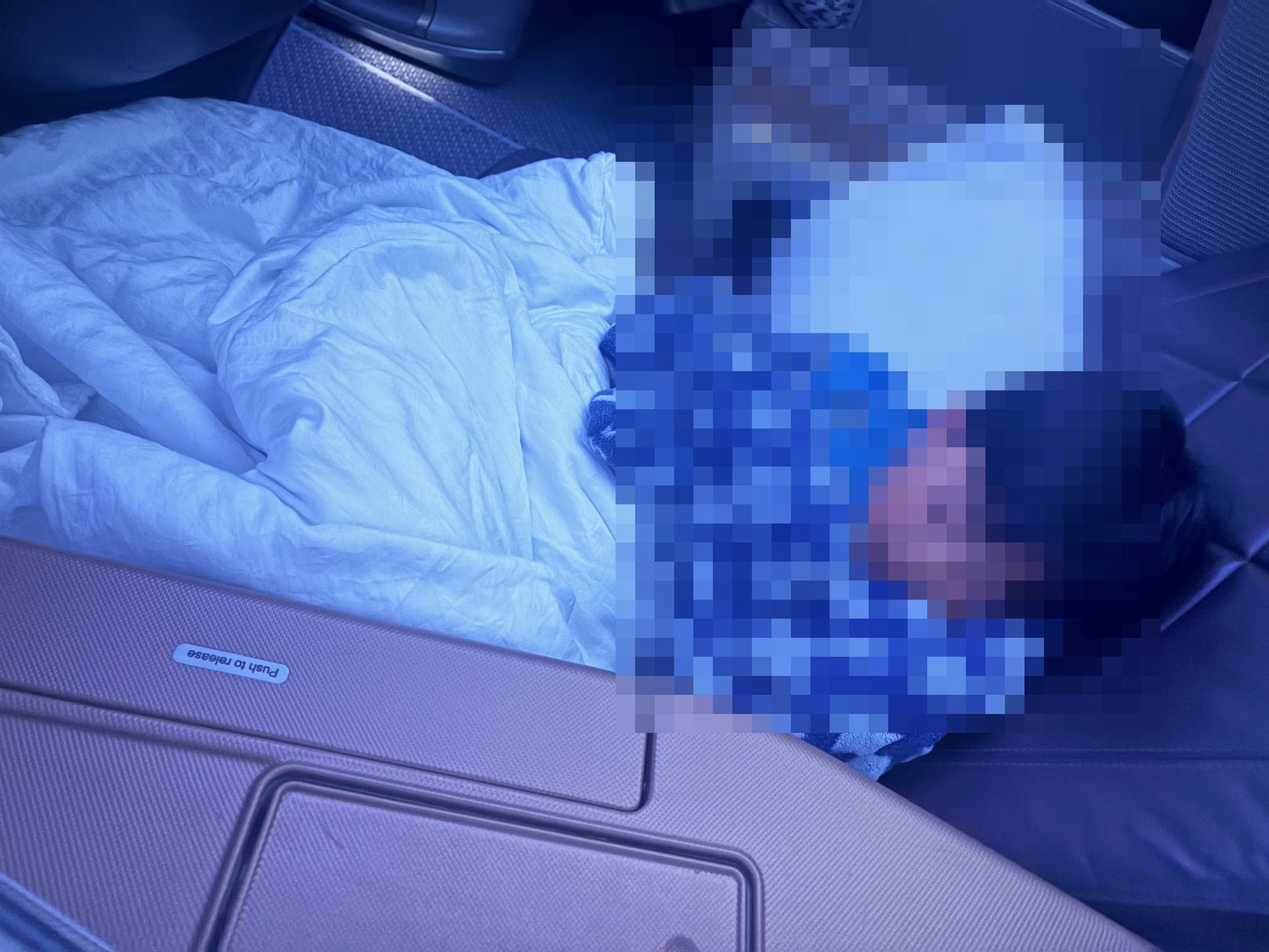 フルフラットシートでぐっすり眠る息子