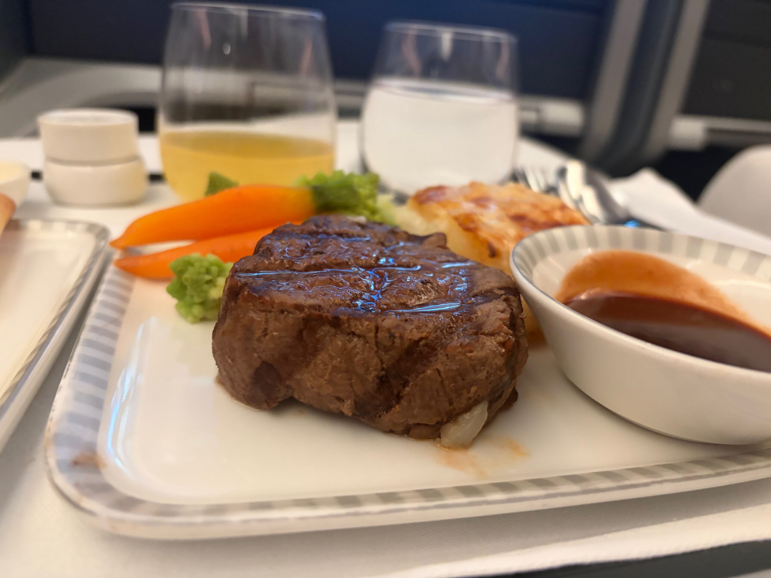 シンガポール航空ビジネスクラス機内食ビーフステーキ