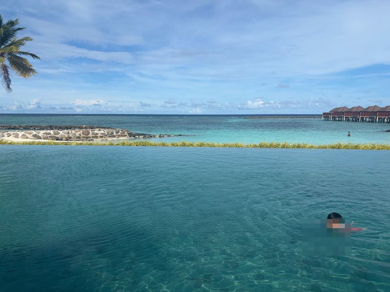 VARUのインフィニティプールと海